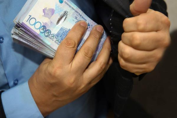 A former DGD employee has been sentenced for accepting a bribe of 75 million tenge.