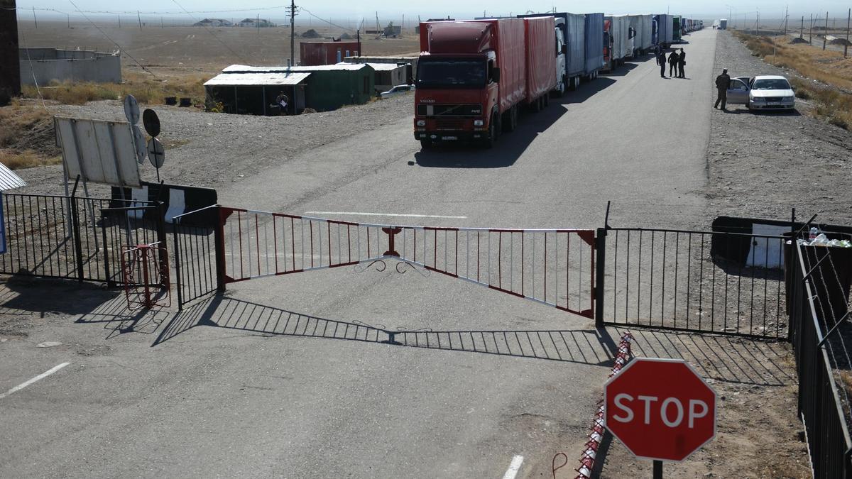 A deputy comments on freight transport, stating that one can transport weapons, drugs, and even corpses using hitchhiking services.